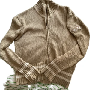 Stickad zip up - Asfet stickad zip up. Storlek XL men passar mer som L/M. Säljer då den inte kommer till användning! Pris kan diskuteras!