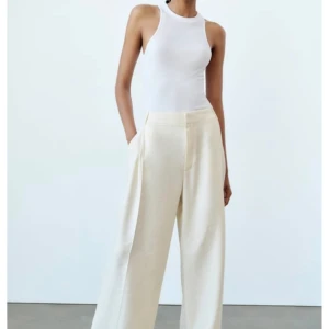 Luftiga byxor  - Cremevita byxor från zara i fint skick. Passar någon omkring 160cm (flaggar för mig som är 171)