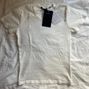 vit t-shirt - från brandy melville! aldrig använd, med prislapp. jätteskönt och mjukt material. passar xs-m beroende på hur man vill att den ska sitta. säljer då den inte riktigt passade mig.