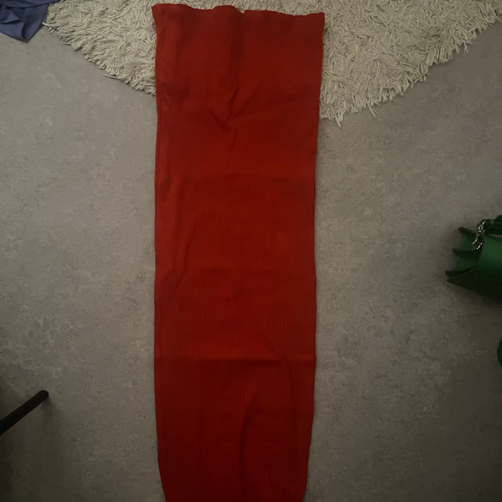 Röd långklänning i ribbat material från nakd, aldrig använd endast provad✨. Mekot.