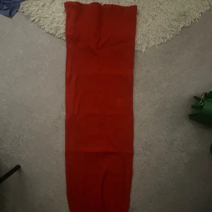 Klänning - Röd långklänning i ribbat material från nakd, aldrig använd endast provad✨