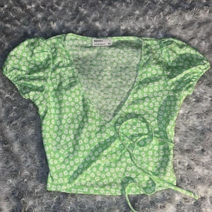 Tshirt - Bershka t-shirt cropped, xs.  Kontakta för mer information/fler bilder. Kan postas men köpare står för frakten, kan mötas upp i malmö