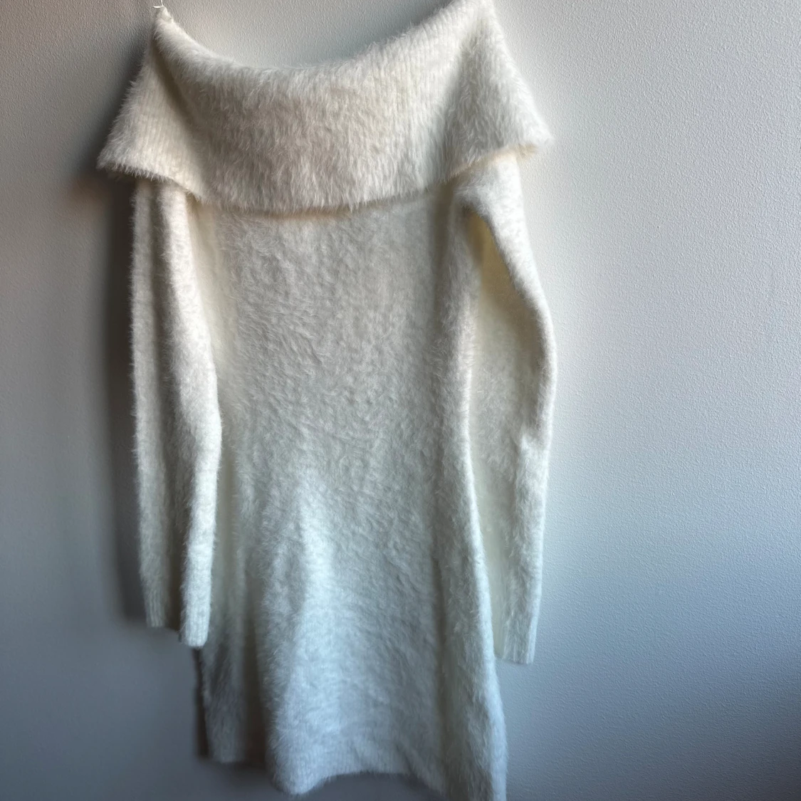 Vit fluffig offshoulder klänning 