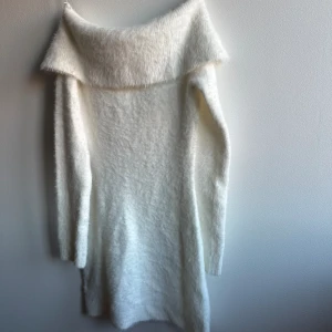 Vit fluffig offshoulder klänning  - Storlek xs FigurNära passform 