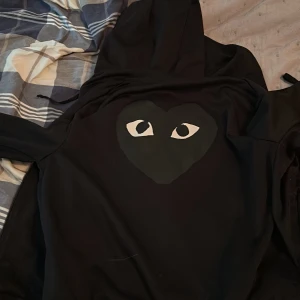 Cdg hoodie - Väldigt bra skick och har knappt ändvänt, pris kan diskuteras