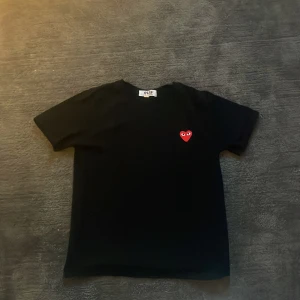 CDG tshirt  - Säljer nu denna Comme ses garcons (CDG) tröjan då den ej passar längre. Använd men fortfarande bra skick! Tröjan är storlek L men sitter mer som M då dom är väldigt små i storlekarna. Skriv för mer info😁