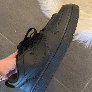 Nike skor - Använd ett par gånger bara, kankse 2-3 gånger bara så dem är som nya. Köpte dem på zalando för 669kr nypris. 