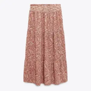 SÖKER denna lång kjol från Zara i storlek xs.