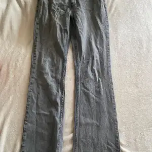 gråa gina jeans storlek 36, jätte fina bara inte något jag använder längre, skicka prisförslag om du vill😊