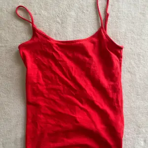 rött linne ifrån amisu, jag använder aldrig linnet och de kanske är använt 5-6 gånger. 🙃
