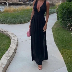 Svart urringad zara-klänning  - Svart urringad zara-klänning! 🖤 Endast använt 2 ggr.  OBS! Skickas i juli när jag är i Sverige igen! 