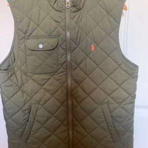 Ralph lauren väst - Ralph lauren väst i färgen mörkgrön med orange logga. Storlek M. Mer bilder eller frågor är det bara att ställa
