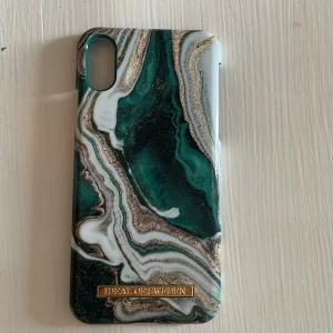 Mobilskal iPhone XS  - Grönt mönstrat mobilskal från ideal of sweden. Används inte då jag har en ny mobil. Inga repor💕