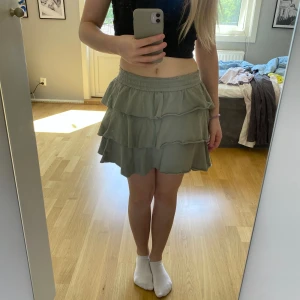 Militärgrön kjol - Skitsnygg volangkjol, knappt använd 🩶