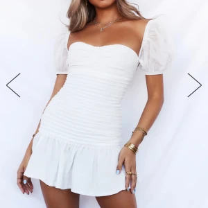 Studentklänning - Säljer denna super fina studentklänning då den är för liten från mig. Köpt från Hello Molly 🤍🩷