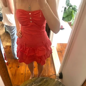 Rosa/röd volang klänning - Köpte klänningen av en annan på plock för 399 inte använt den själv för att den var lite för stor på mig🙏klänningen är i färgen corall och i bra skick, kommer skriva måtten här 😊