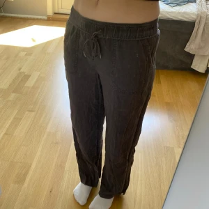 Linnebyxor - Superfina linnebyxor. Tror dom är från Bershka eller pull and bear. Dom är flitigt använda men i väldigt bra skick 💛💛