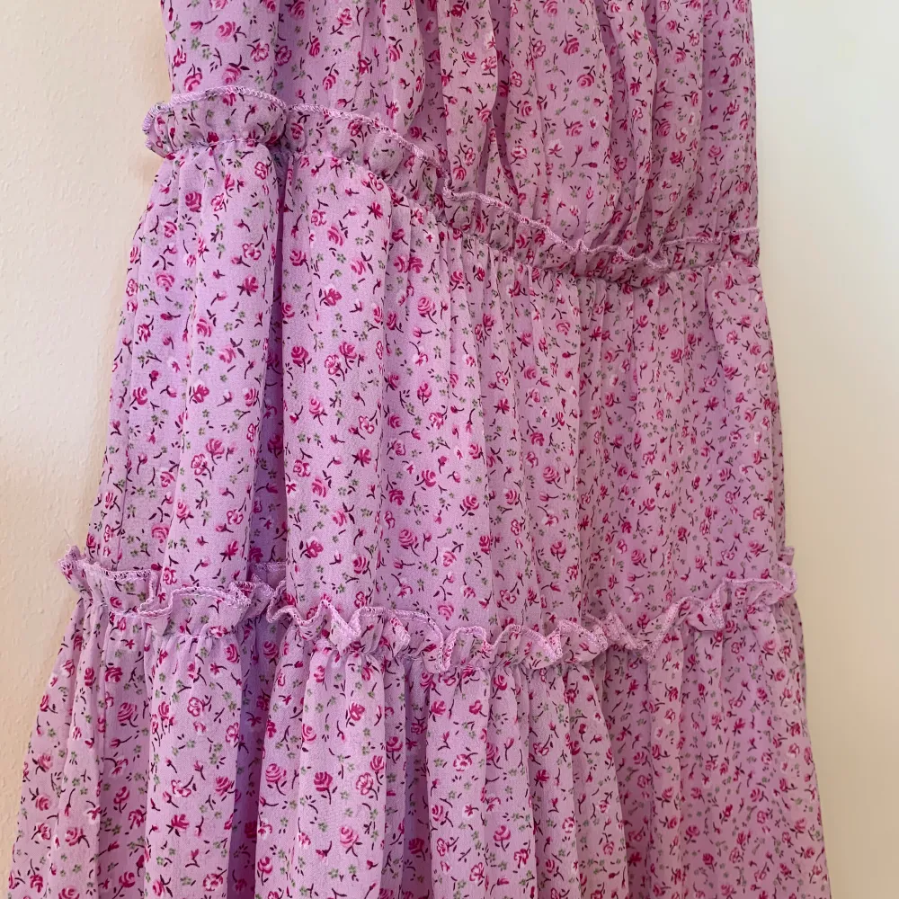 Såå söt lila volangklänning som aldrig använts så i nyskick. Perfekt till sommaren. Passar XS-S! Priset är exklusive frakt 🩷. Klänningar.