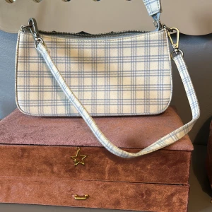 Handväska - Säljer denna söta handväskan från Brandy Melville! Säljer den då den inte kommer till användning. Den är i mycket bra skick och har inga defekter. Skriv om du vill ha fler bilder eller har några frågor🤍 Pris kan diskuteras!!!