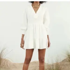 Säljer denna vita klänning från Zara, endast använd 1 gång❤️perfekt till sommaren💓