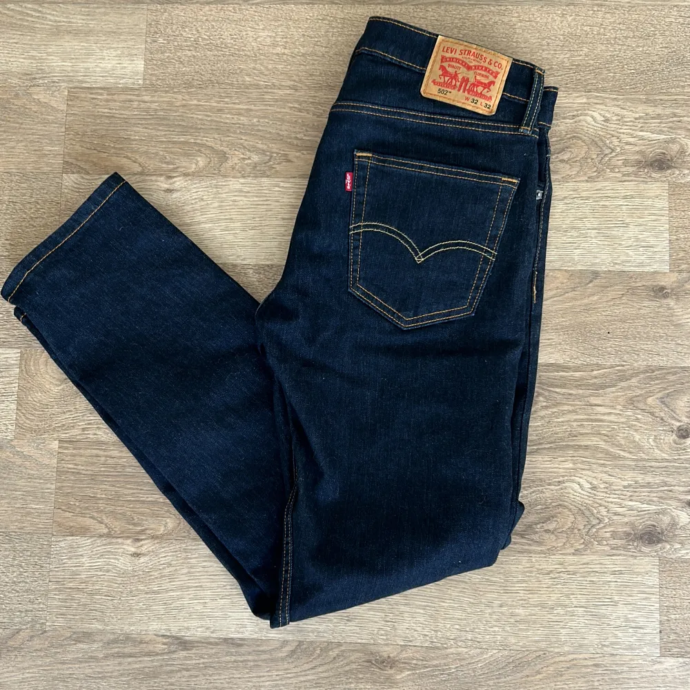 Riktigt snygga Levi’s jeans med snygg passform! Dessa är aldrig använda, helt nyskick🙌 Köpta för ca 800 kr. Jeans & Byxor.