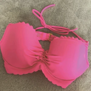 Victoria Secret bikini - Bikini överdel från Victoria Secret Cup size 32C Passar runt storlek S 