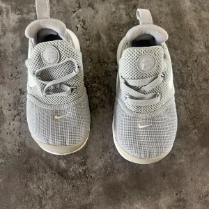 Nike skor  - Nästan helt nya, endast testade/gåendes en gång med 