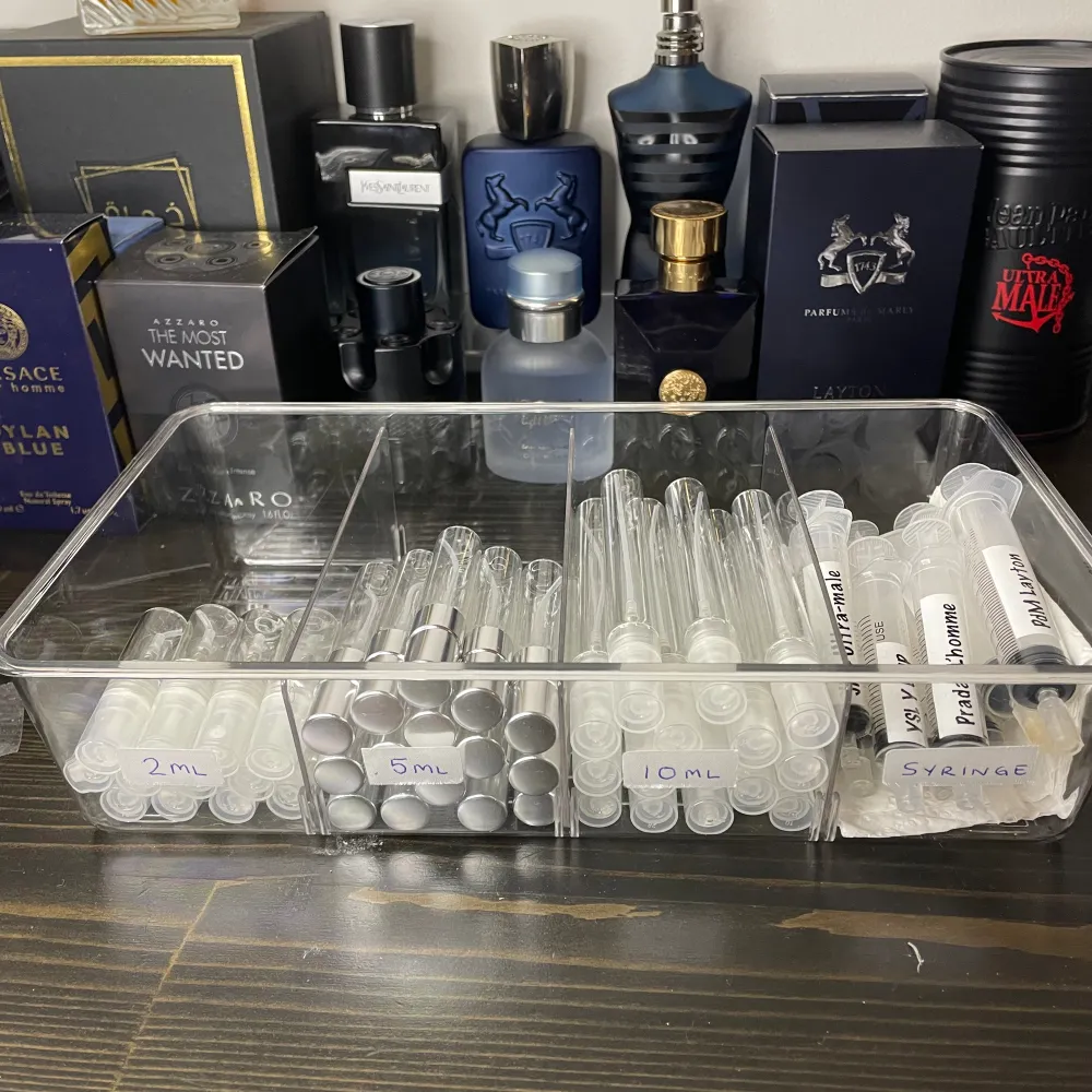 Säljer Samples av Jean Paul Gaultier Ultra Male🍐🍨 storlekarna 2ml/5ml/10ml  Kontakta oss innan du köper så löser vi Mängd, Storlek, Vilken/Vilka Parfymer och (Pris vid köp av 5ml/10ml eller mer än 1 sample/dekant. Perfume.