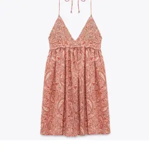 Söker den här fina klänningen i storlek S eller M. Kontakt mig om du kan tänka dig sälja den. 