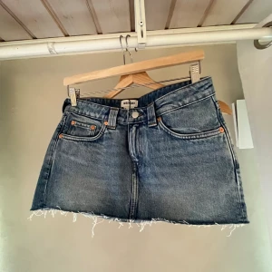 Kjol - Efterfråga weekday kjol, lågmidjad, såå fin!🩷 aldrig använd, lappen är kvar