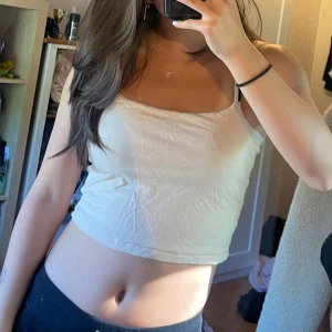 Linne - Ett gulligt basic linne i beiget. Storlek M men passar mig som har xs/s💓