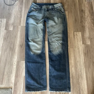 Diesel Jeans bootcut - Bootcut ish Diesel Jeans, cool fade på dem. Size 32/32 