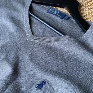 Polo By Ralph Lauren - Stickad Ralph Lauren tröja, v-ringad. Storlek - L. 100% bomull. Tröjan är i bra skick, kan mötas upp i Stockholm eller fraktas. Mer bilder går självklart att lösa. Vid ytligare frågor är det bara att hojta!