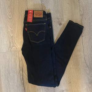 NWT Levis 710. Stretchiga skinny jeans i mörkblått. 