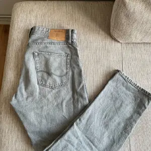 Säljer mina jack and jones jeans som är 31 vid midjan och längden är 32 och har används några gånger! Priset går att diskuteras!