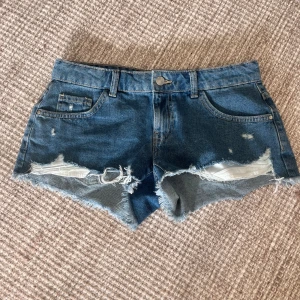 Low waist jeans shorts - Använda 1 gång, super fint skick🥰skulle säga att de passar xs-s beroende på hur man vill att de ska sitta🥰