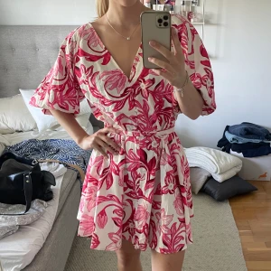 Sommarklänning - En somrig klänning från hm! Storlek L men passar mig som är S och den är helt oanvänd!🙌