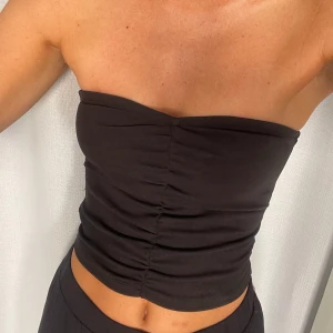 Bandeau topp från Bershka - Lite veckad bandeau från Bershka typ aldrig använd 🌸