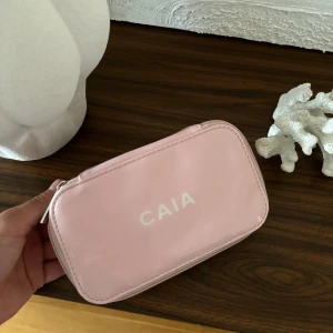 Necessär  - Necessär från CAIA, finns enstaka sminkfläckar inuti 💕💕💕