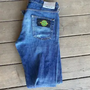 Hejsan! Säljer ett par stone island jeans som passar perfekt till Grisch/laidback stilen. Nypris: 2500 kr. Dem är i perfekt skick och har inga defekter. Storlek: 30/34 Priset kan självklart diskuteras. Mvh Gustafsson closet