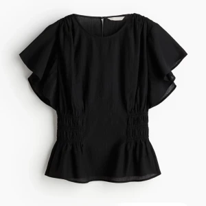 Blus / topp från hm  - Säljer denna topp från hm, den är helt ny men är för stor för mig, storlek M. Är använd en gång! 