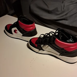 Säljer ett par champion skor för små för mig  - Bra skick nästan helt oanvända svart sulainga skador eller repor