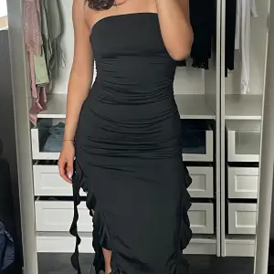 En jättefin svart tube klänning med två slitsar vid sidan av benen
