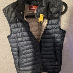 Blå parajumper väst - Storlek Xs passar jätte bra för S Original pris ca 3000kr Den är använd så den har några skråmor men inga hål eller fläckar  