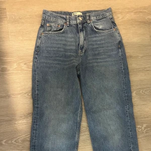 Högmidjade blåa jeans  - Högmidjade blåa raka jeans. Storlek 36 , inte använt jätte mycket och i bra skick. Från Gina tricot 