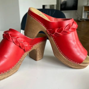Calou högklackade sandaler  - Säljer dessa som är perfekta nu till sommaren. Oanvända träskor på mjuk sula. Normala till storleken. Nypris 1700
