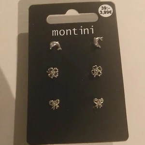 Örhängen - Jätte söta örhängen som inte kommer till användning aldrig använda köpte för bara någon dag sen❤️Från Ur&penn🌟Ny pris 39kr säljer för 30kr då dom aldrig är använda❤️❤️skriv gärna vid intresse❤️