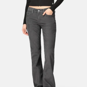 Lowwaist bootcut jeans - Dom på första bilden fast i ljusblå! Lowwaist bootcut Manchester byxor från Levis så snygga men tyvärr lite korta på mig