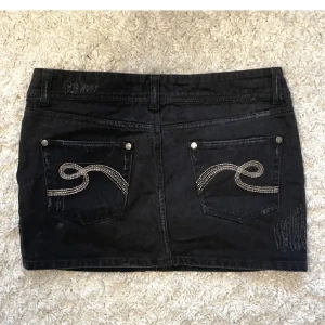 Jeanskjol  - Säljer denna superfina jeanskjolen som är perfekt till sommaren!💗 köpt här på Plick men passade tyvärr inte. Skriv för fler bilder eller frågor💕💕💕