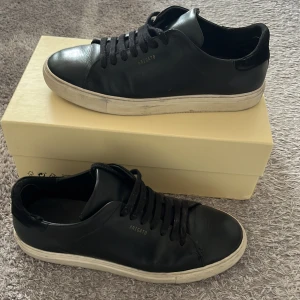 Arigatos - Tjena! Säljer mina arigatos i storlek 43 i rätt så bra skick, säljer pågrund av att de inte används längre! Tar emot byten!